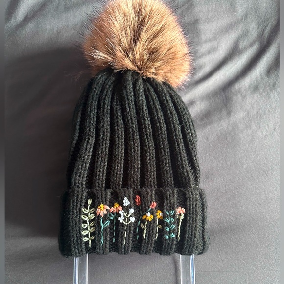 Women’s floral embroidered beanie with removable faux fur Pom Pom, never worn - Picture 1 of 3